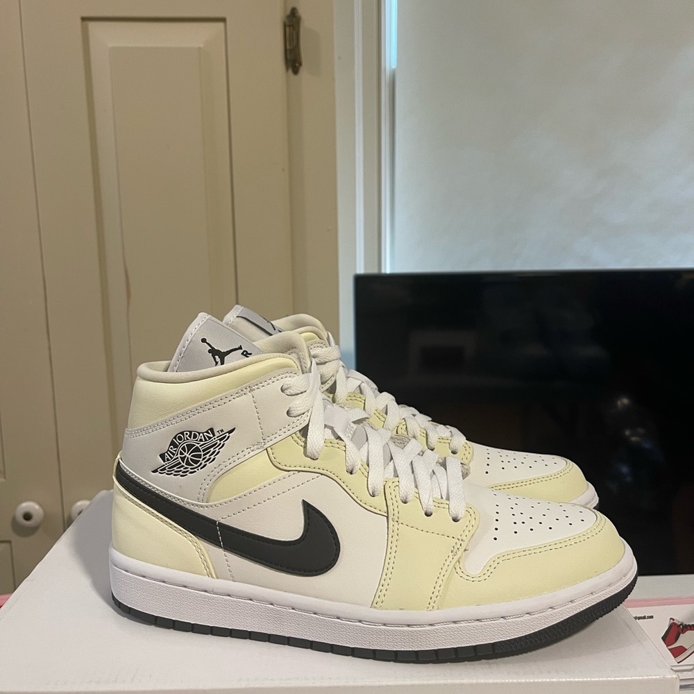 Jordan 1 mid Coconut Milk